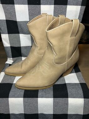 Rocky Beige Western Ankle Booties